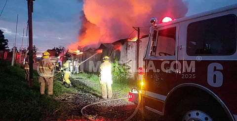 Incendio consume bodega con muebles de madera en colonia Los Ejidos de Morelia