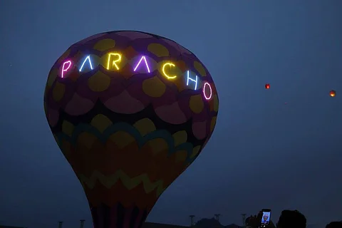 Cielo de Paracho se llena de color con clausura del Festival Cantoya, Fiesta y Color