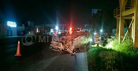 Auto vuelca en avenida Morelos Norte de Morelia, salida a Salamanca