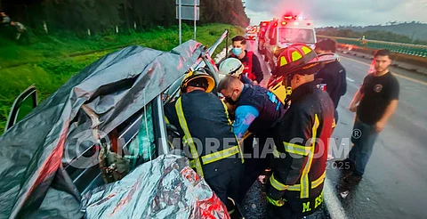 Camioneta se incrusta en barrera metálica en la Siglo XXI; hay cinco heridos