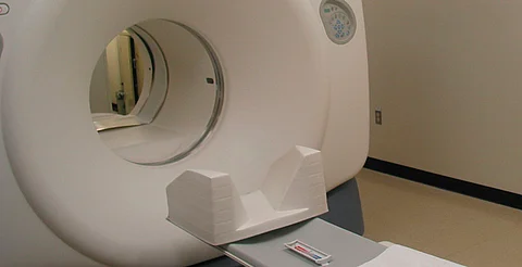 Hombre muere tras ser succionado por máquina de resonancia en EU; llevaba cadena metálica
