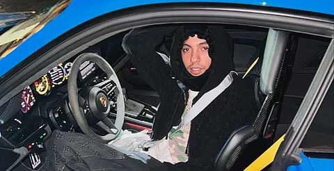 Critican a Natanael Cano por estacionarse en espacio para personas con discapacidad