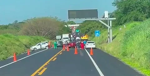 Choque en autopista Pátzcuaro–Lázaro Cárdenas paraliza circulación