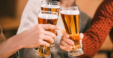 Elegir una cerveza más ligera podría marcar la diferencia en tu consumo diario de calorías