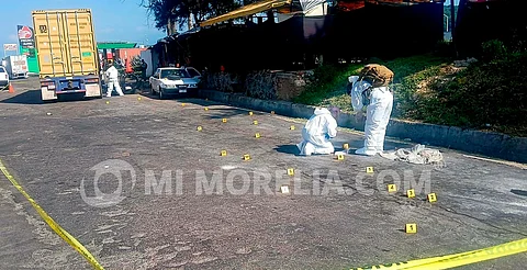 Ataque armado deja 3 muertos y un herido cerca de caseta de Zinapécuaro; dejaron narcomensaje