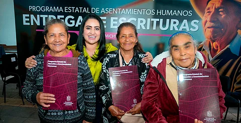 Con escrituras, Gladyz Butanda garantiza patrimonio de uruapenses