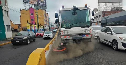 Gobierno de Morelia limpia avenida Madero y monumento a Lázaro Cárdenas con barrido mecánico