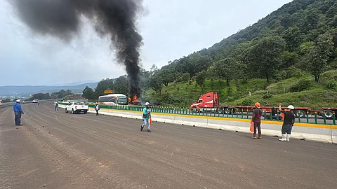 Cierre vial en autopista Pátzcuaro-Uruapan por incendio de tractocamión tras choque