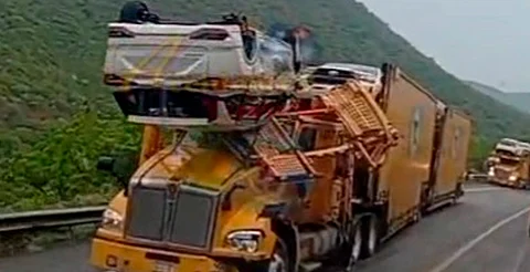 Accidente en la Siglo XXI deja auto volteado sobre nodriza