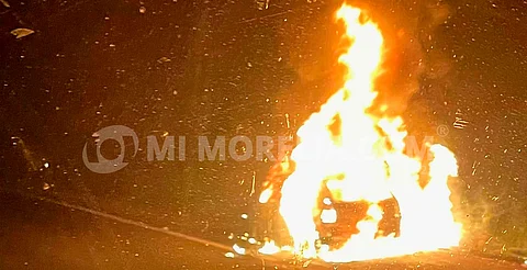 Fuego consume auto en Múgica, alcanzó a orillarse antes del incendio
