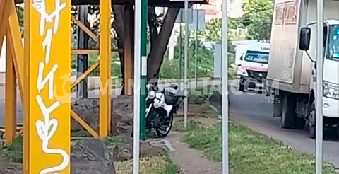 Choque entre BMW y moto en libramiento de Morelia deja una mujer lesionada