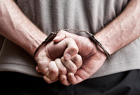 Detienen a hombre por presuntamente no cumplir con pensión alimenticia durante años, tenía que pagar 10 mil al mes