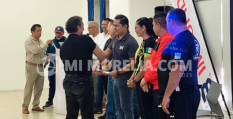 Entregan constancias a entrenadores por curso de primeros auxilios en el deporte