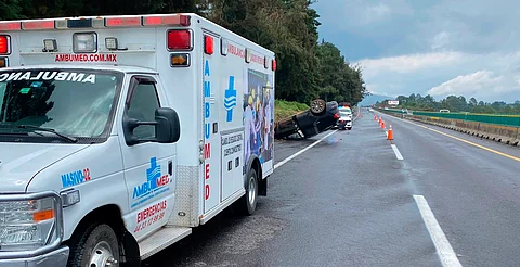 Vuelca auto en la Siglo XXI, tramo Pátzcuaro-Uruapan