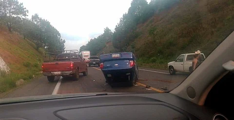 Camioneta vuelca en tramo Pátzcuaro-Uruapan; extreme precauciones