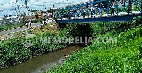 Hombre es rescatado con vida del Río Grande en Morelia
