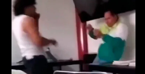 "¡Vuélvete a burlar!"; alumno golpea a maestro en universidad de Hidalgo