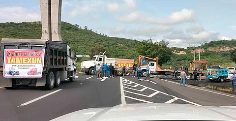 Bloquean transportistas la Pátzcuaro-Cuitzeo a la altura de Copándaro