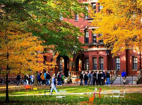 Harvard, dispuesta a pagar hasta 500 millones de dólares por acuerdo con Trump