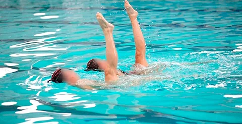 ¿Te imaginas bailar en el agua? Hay clases de natación artística en Morelia