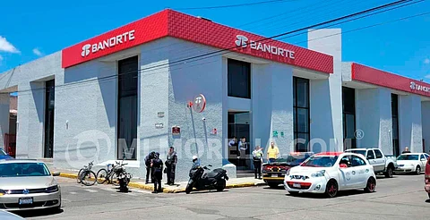 A mano armada, asaltan a cuentahabiente que recién salía de banco, en Morelia