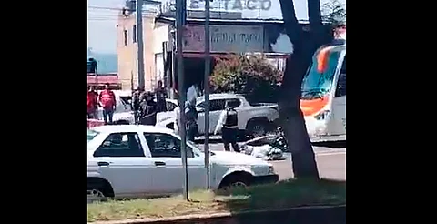 Morelia: se registra otro choque de moto en salida a Quiroga; un autobús, implicado