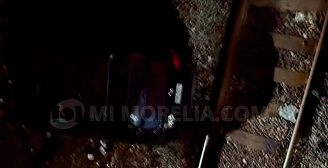Morelia: cae con su auto de libramiento a las vías y sobrevive; tiene 23 años