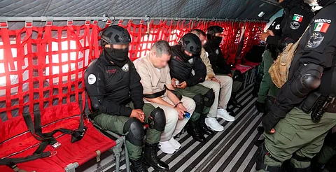 Trasladan 60 reos de alto perfil a penales federales para frenar crimen desde prisión
