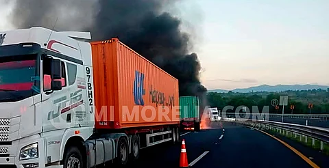 Tractocamión arde en llamas en la México-Guadalajara, cerca de Maravatío