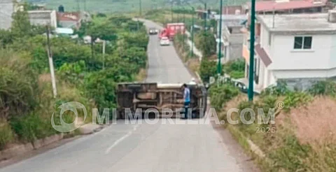 Vuelca camioneta en el camino Villas Oriente-Ciudad Industrial, en Morelia