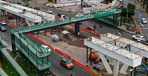 Puente peatonal del Mercado de Abastos será retirado; habrá cierre vial nocturno