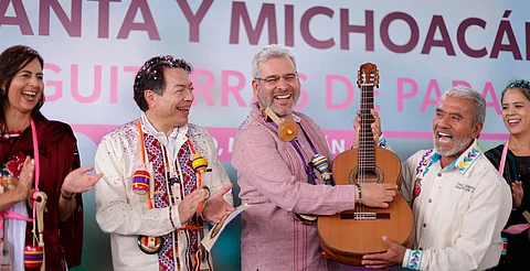 Con entrega de guitarras de Paracho a secundarias se reforzará la producción de artesanos: Bedolla