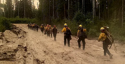 Más de 13 km recorridos y maniobras aéreas: así apoyan brigadistas mexicanos en Canadá