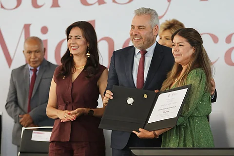 Con los maestros todo; suman más de 90 quincenas de pagos puntuales: Bedolla