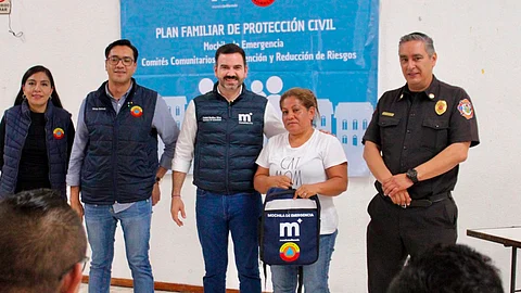 Yankel Benítez entrega mochilas de emergencia en colonia Industrial