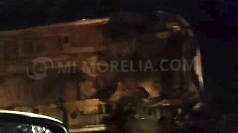 Camioneta de Estafeta atropella a vaca y vuelca, en la Morelia-Salamanca