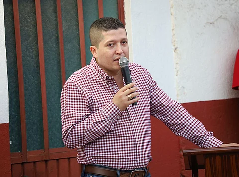 Vicente Gómez apoya a la población con la entrega de paquetes de útiles escolares subsidiados