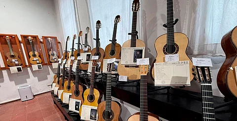 Inicia venta de guitarras y juguete tradicional en Feria de Paracho