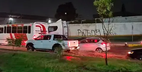 Fuerte lluvia afectan vialidades en Morelia; cuerpos de rescate activan operativos