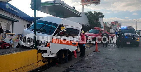 Chofer aparentemente ebrio choca combi de Tarímbaro en el Libramiento de Morelia