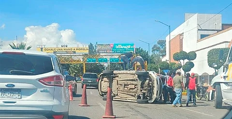 Morelia: vuelca auto en salida a Salamanca, frente al tianguis de la feria