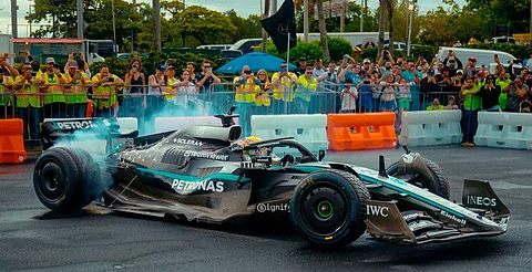 Bad Bunny lleva la F1 a Puerto Rico; piloto mexicano conduce el Mercedes-AMG en histórica exhibición