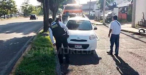 Auto se sube a camellón en libramiento de Morelia; no hay heridos