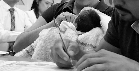Proponen cárcel a mujeres que mientan sobre la paternidad de sus hijos