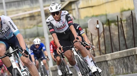 Isaac del Toro sufre caída en primera etapa de la Vuelta a Burgos