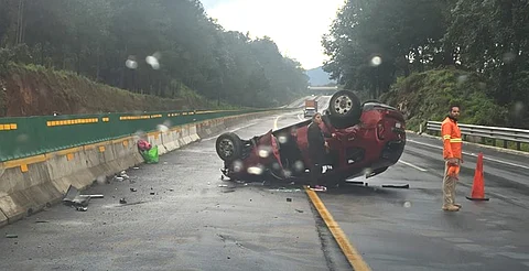 Se registra fuerte accidente tras lluvia en la Siglo XXI; auto terminó volcado