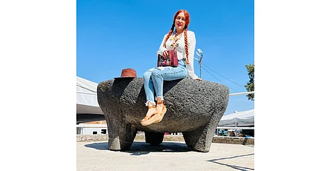 Critican a influencer por subirse al gran molcajete de San Nicolás Obispo, Morelia