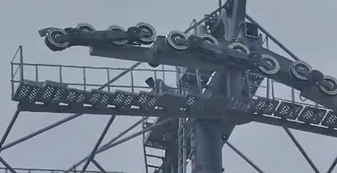 VIDEO: Hombre sube a torre del Teleférico en Uruapan