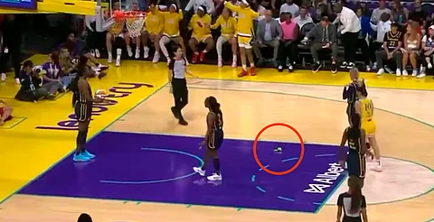 El objeto cayó a centímetros de Sophie Cunningham, del Indiana Fever