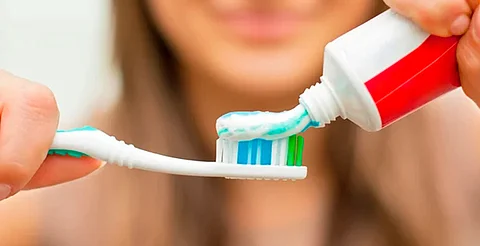 Cofepris retira del mercado pasta dental Colgate por riesgo; esta es la afectada
